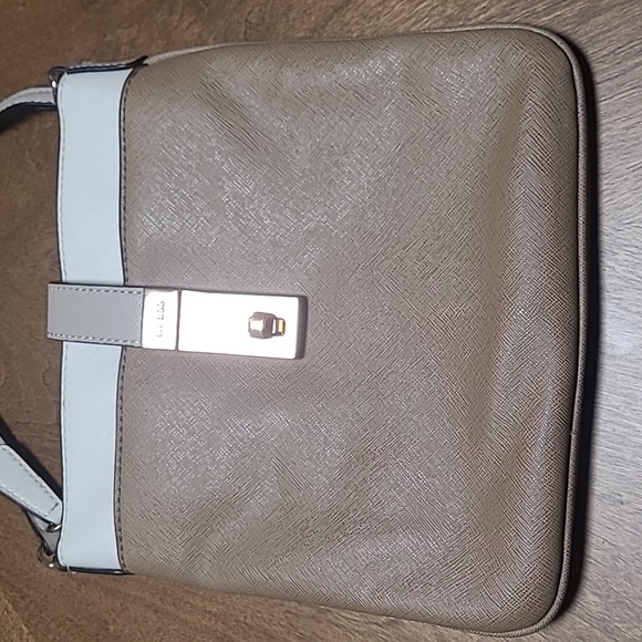 Guess Crossbody - Picture 7 of 7